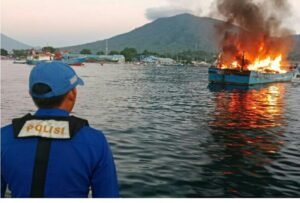 Reaksi Cepat Ditpolairud Polda Sulut Jinakkan Api di KM Maranatha 04, di Selat Lembeh
